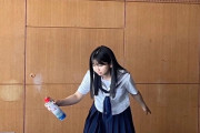 キンチョールを構えるセーラー服井上春華ww