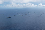 リムパック演習参加艦艇がフォーメーション航行を披露…米日豪韓の空母型艦艇が参加！