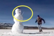 雪だるまに反撃されてしまった男の動画が危なすぎて笑えない。