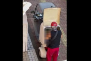 【動画】配達員さん、注文品にマジで気持ち悪すぎることをしてしまう・・・こりゃ食べれんわ