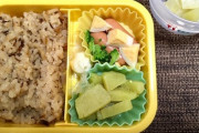 【お腹壊しそう…】お弁当開けた。おかか＋マヨネーズ+ごま油？の混ぜご飯的な…マヨ多すぎでベチャベチャ。食べたいけど…
