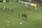 フリーキックの壁で独特の動きを見せるベガルタ仙台の選手たち