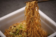 カップ焼きそばとかいう1つも美味しいものがないのに何故かみんなまあまあ好きな食べ物