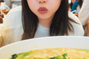 元乃木坂46与田祐希、圧倒的なオトナかわいさ大放出　『マガジン』表紙＆巻頭に登場