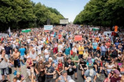 【ドイツ】「マスクはいらない！不要！」 1万7千人が抗議デモ…参加者の大半マスクせず