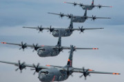 カリフォルニア州国家航空警備隊のC-130Jスーパーヘラクレスが約20年以上ぶりに6機編隊飛行！