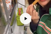 【動画あり】　セブンイレブンで美人店員２名が、ポテトなどの商品をつまみ食いして炎上