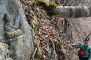 登山中「視線を感じる…」見上げたら伝説の石仏“大日如来坐像”を発見！