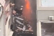 【動画】 港区六本木1丁目で車が建物に衝突し爆発、建物が激しく炎上 「逃げ遅れ」 緊急車両集結で現地騒然