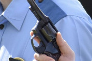 女性警察官が誤って拳銃を自分の左手に誤射…ホルスターにしまう際に誤って発砲！