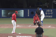 広島・コルニエル、アレの”ポジション”を気にしすぎて落球ボークｗｗｗｗ