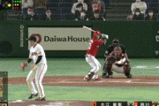 【巨人対広島21回戦】巨人・大江の投球が広島・西川の顔と腕の隙間を抜けてバットに当たりファールに