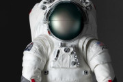 プラダと共同開発中の宇宙服を公開、アルテミス計画の月探査で着用へ…米宇宙企業アクシオムスペース！