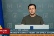 ウクライナ大統領の演説を同時通訳する女性、涙し続けられず