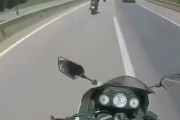 【悲報】回避不可能なバイク事故ドラレコ映像・・・