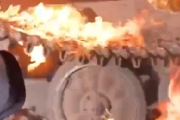【動画】ウクライナの若者の間でロシア軍の戦車に火炎瓶を投げて逃げる遊びが流行中