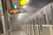 【動画】 福岡市営地下鉄・赤坂駅で車両火災 「爆発音が聞こえて」「停電して焦げ臭い」 白煙に包まれ、緊急車両集結で騒然