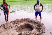 インド東部の水田にサッカーボール大の隕石が落下、磁気特性を有していることが判明！