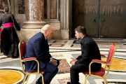 【距離が近すぎ】ゼレンスキー大統領とトランプ大統領がバチカンで会談