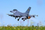 オランダがウクライナに約束した24機のF-16戦闘機のうち最後の1機を移送！
