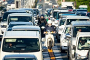 バイクのすり抜け何で禁止にしないの？？？