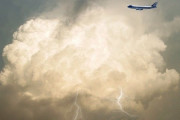 【衝撃画像】飛行機から見えた『雷』がガチでヤバイ「龍が居る！！」