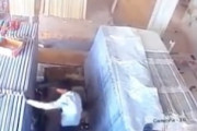【衝撃】挟まれた二人の命は・・・。建材屋さんで起きた事故の映像。