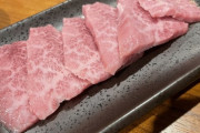 【画像】港区女子「キャー、この肉美味しすぎる～♪」ﾊﾟｼｬ!!