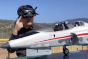 【動画】ヘッドトラッカー搭載のFPVラジコン飛行機がすごい。