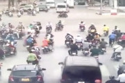【動画】混雑する交差点に暴走車が突っ込み17人を病院送りに。