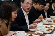韓国・文大統領が市民食堂にサプライズ登場    12/17