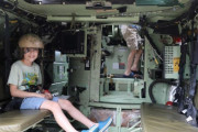 米陸軍M2A4ブラッドレー戦闘車内でヘルメットをかぶり写真撮影をする子供たち！