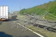 【動画】東名阪で起きた足場トラックの横転事故、怖すぎるやろ(@_@;)