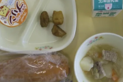 「給食なくなる夏休みに食事の不安」困窮家庭の9割以上で85％は去年より賃上げされず