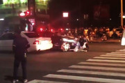 【動画】警察さん、暴走族に体当たりしてしまうｗｗｗｗｗｗ