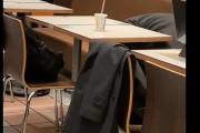 【動画】マックでJKが席を立った瞬間、座席の匂いを嗅ぎにくる変態男現る