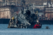 【画像】ギリシャ海軍の船、貨物船に撃破される