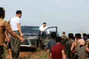 金正恩さん、レクサスを運転する。