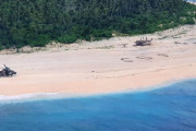 砂浜にSOS、オーストラリア軍ヘリが無人島で発見…ボートに乗船中に消息不明！