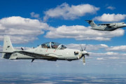 ポルトガル空軍向け軽攻撃A-29「スーパートゥカーノ」NATO仕様が初飛行…KC-390輸送機3号機も受領し編隊飛行！