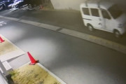 【悲報】軽バンに乗ったゴミがゴミを捨てる瞬間を収めた監視カメラ映像が公開される