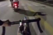【動画】バイクに煽られた自転車乗りさん、とんでもない反撃をするｗｗｗｗｗｗ