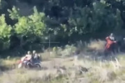 最前線でバイクに乗って直接攻撃を行うロシア軍兵士…徒歩よりはマシか！