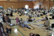 【悲報】被災者「どぼじでパンとお水しかないのお゛ぉぉ゛」 さらに糞便の匂いに包まれながら体育館で蒸し焼きにされる