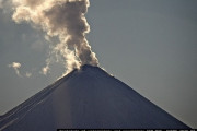 カムチャツカ半島のクリュチェフスカヤ山が噴火…溶岩噴き上げ、噴煙6000メートル！