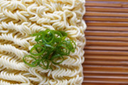 【画像】下着姿で袋麺を鍋から直に食べる女ｗｗｗｗｗｗｗｗｗｗ