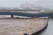 【動画】 大雨で折れた黄瀬川大橋を渡る車を捉えた衝撃動画が話題に ⇒ 渡ったあと少し沈んでる・・
