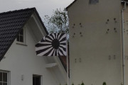 外国人「ドイツで白黒の旭日旗を見かけたんだが何これ…？」