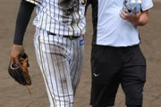 阪神・井上“デスノック”で負傷か　球場を去る