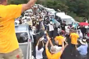 【動画】沖縄、基地反対派が橋を占拠、封鎖し交通を遮断、さらにみんなで踊りだす